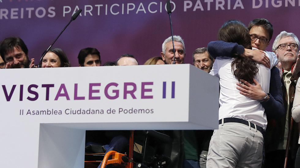 Pablo Iglesias abraza a Íñigo Errejón después de que su proyecto ganase la votación de Vistalegre II.