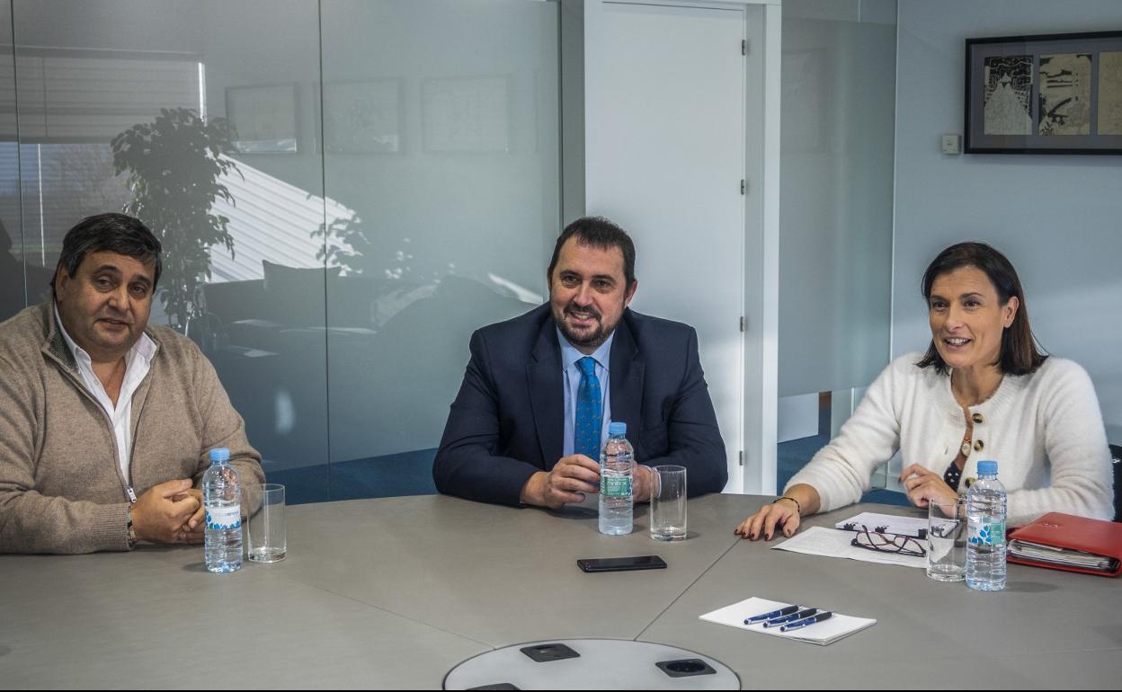 Ramón López Trueba, Joaquín González y Gema Igual, en las instalaciones de El Diario Montañés. 