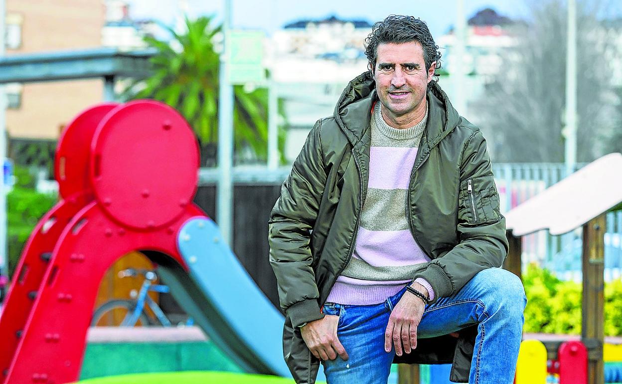 Chuchi Cos posa en un parque infantil de Santander, donde mantiene su residencia y trabaja en una empresa de automoción. 