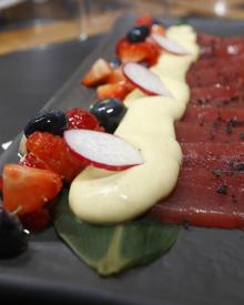 Imagen secundaria 2 - A la izquierda, ensalada de wakame y atún. A la derecha, tiradito con huancaína.