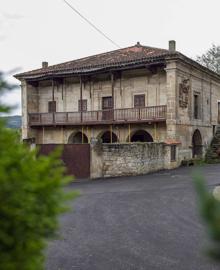 Imagen secundaria 2 - La casa del Mayorazgo de Juan Velarde también entra en el lote. A la derecha, la casa de Sánchez Bustamante