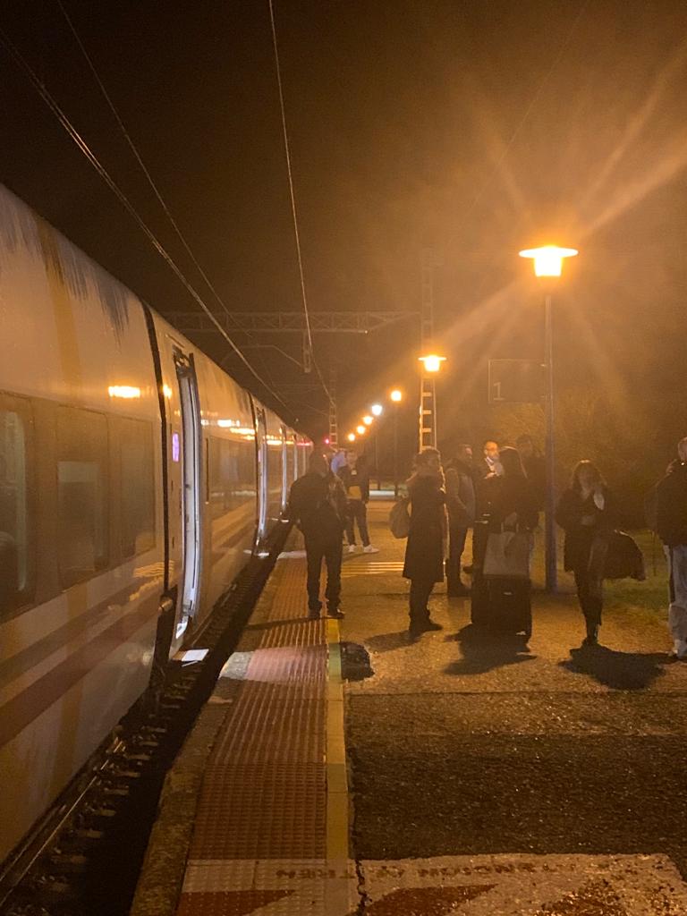 Fotos: Casi 300 cántabros atrapados en la estación de Alar del Rey por un fallo técnico del tren que venía de Madrid