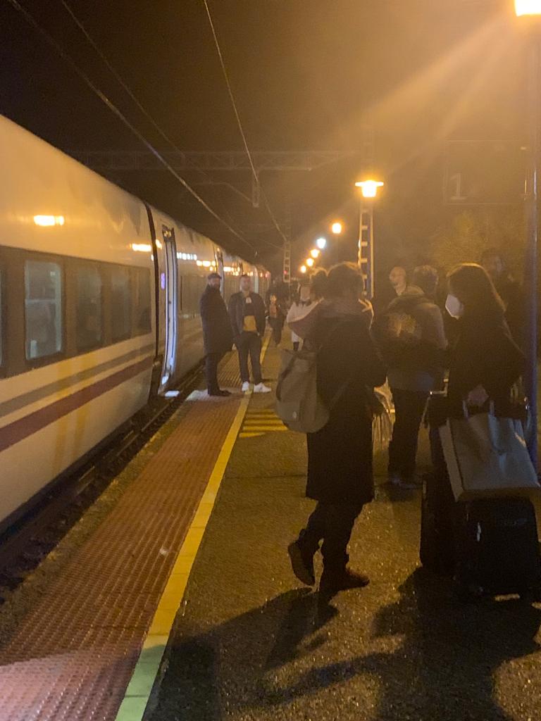 Fotos: Casi 300 cántabros atrapados en la estación de Alar del Rey por un fallo técnico del tren que venía de Madrid