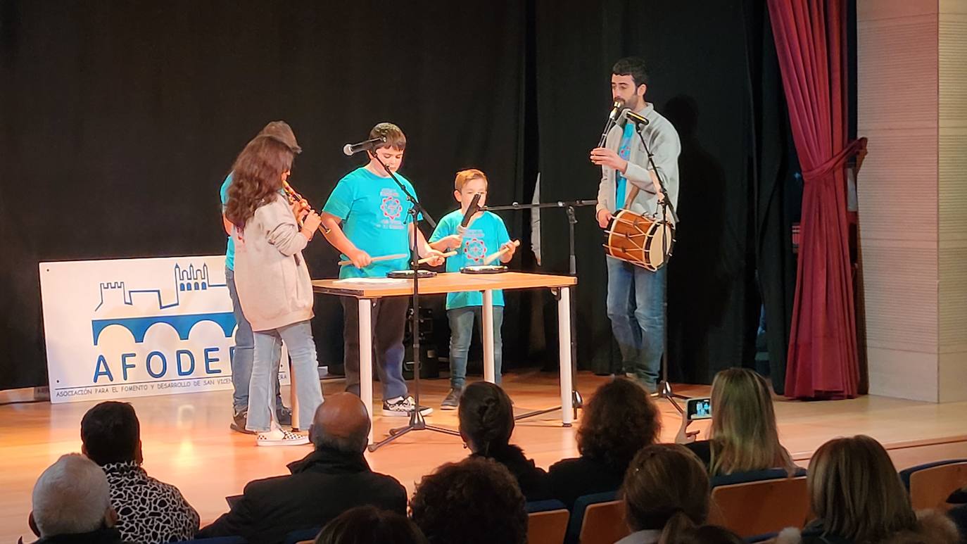 El buen tiempo animó a los ciudadanos a participar en los actos festivos que se han celebrado en San Vicente de la Barquera.