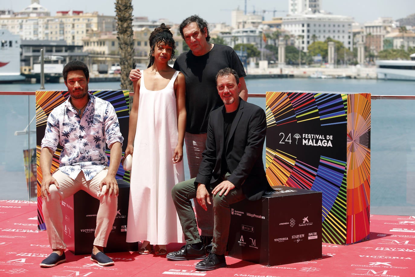 Agustí Villaronga, con los actores de 'Vientre del mar'.