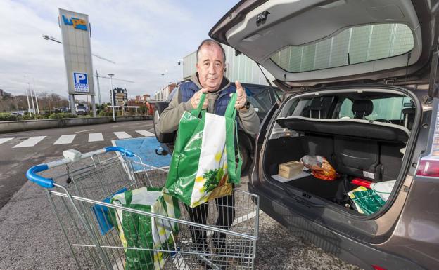 Jubilado. José Luis Goñi mete la compra en el maletero del coche. 