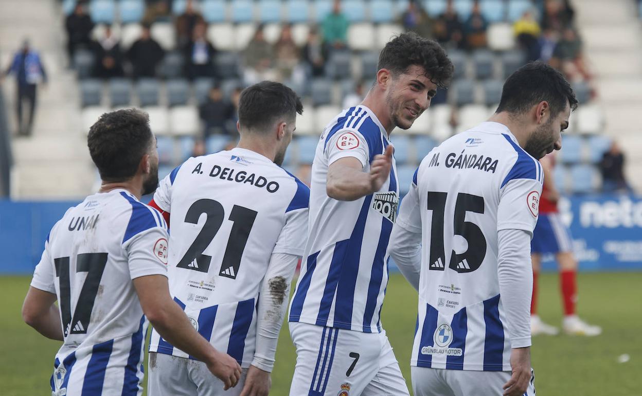 Los gimnásticos celebran su único tanto, que les dio la victoria.