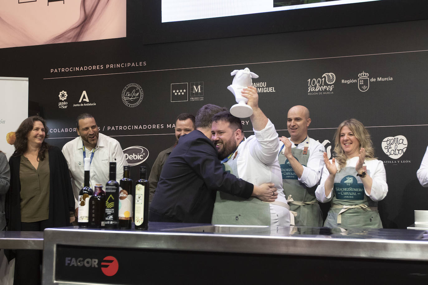 Momento en el que Juan Monteagudo, del restaurante Ababol de Albacete, recibe la noticia de que su croqueta es la ganadora.