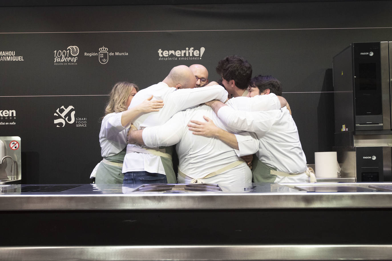 Los finalistas abrazan a Juan Monteagudo tras conocerse que su croqueta es la mejor del concurso.