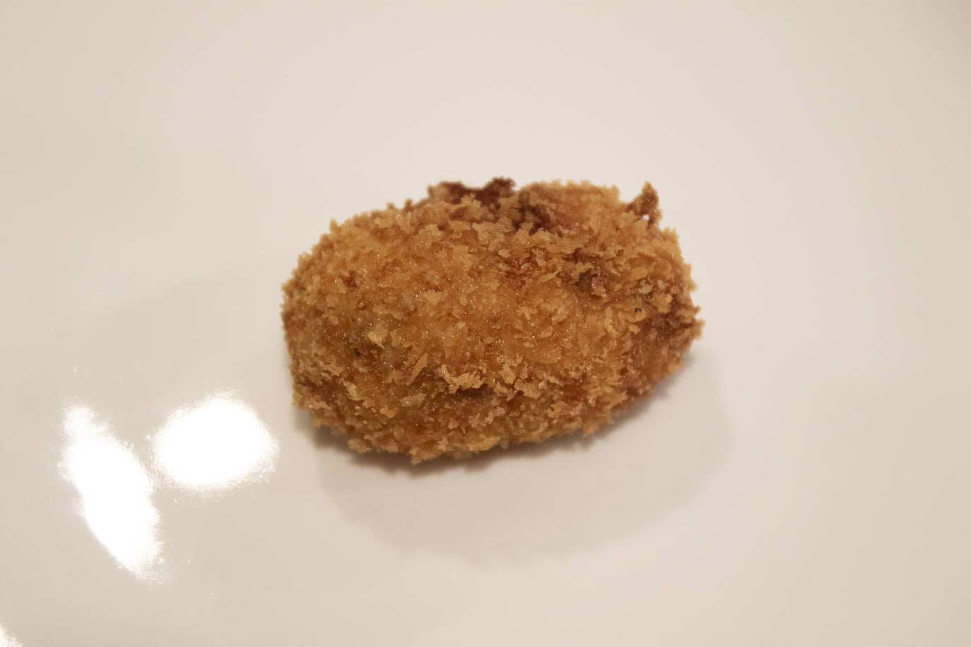Esta es la croqueta de que ha presentado el chef Miguel Borreguero, de La Ostrería de San Vicente al concurso. La textura crujiente de su exterior por el rebozado en panko la hace diferente al resto de finalistas. 