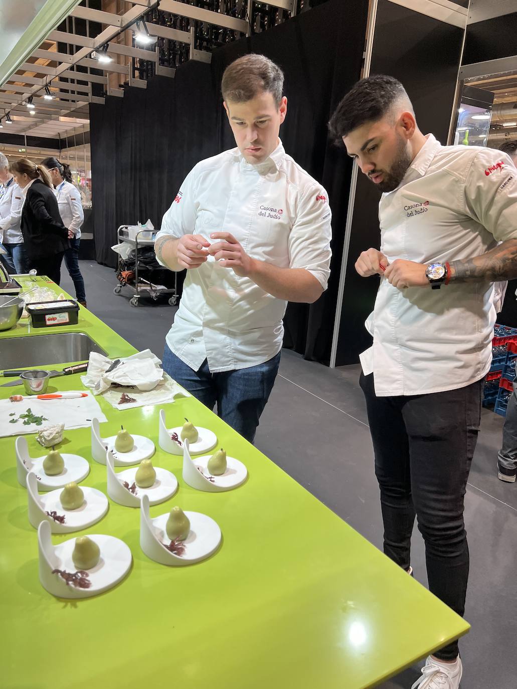 Los dos forman parte del equipo de cocina de Sergio Bastard y presentaron en Madrid Fusión su 'Pasiega: queso, pera y mar', «una pera realizada con un semifrío de queso, rellena de pera, bañada por alga codium y vino malvasía volcánico canario»
