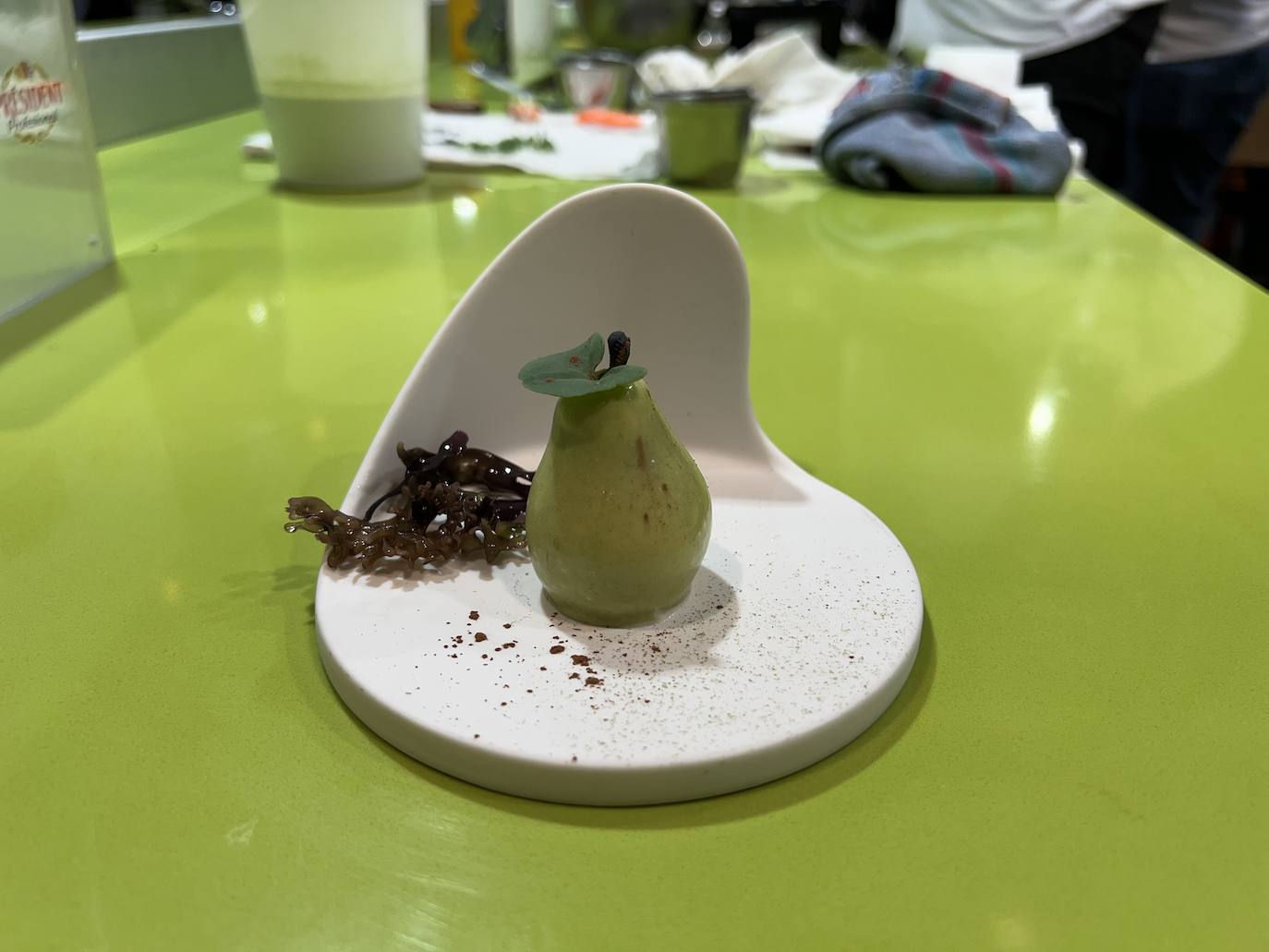 Los dos forman parte del equipo de cocina de Sergio Bastard y presentaron en Madrid Fusión su 'Pasiega: queso, pera y mar', «una pera realizada con un semifrío de queso, rellena de pera, bañada por alga codium y vino malvasía volcánico canario»