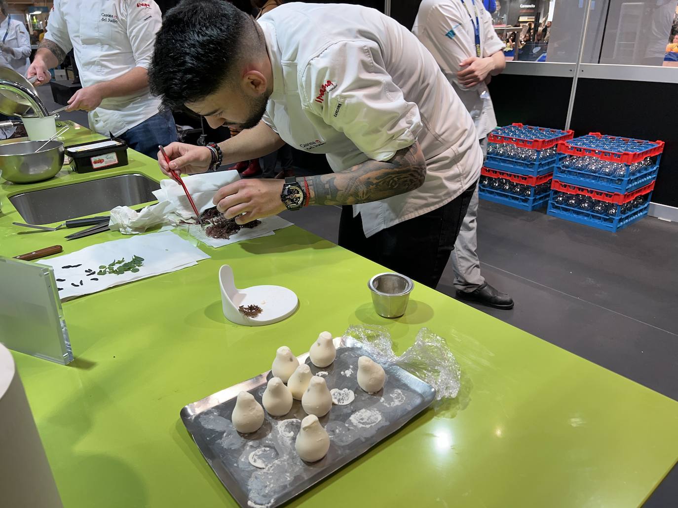 Los dos forman parte del equipo de cocina de Sergio Bastard y presentaron en Madrid Fusión su 'Pasiega: queso, pera y mar', «una pera realizada con un semifrío de queso, rellena de pera, bañada por alga codium y vino malvasía volcánico canario»