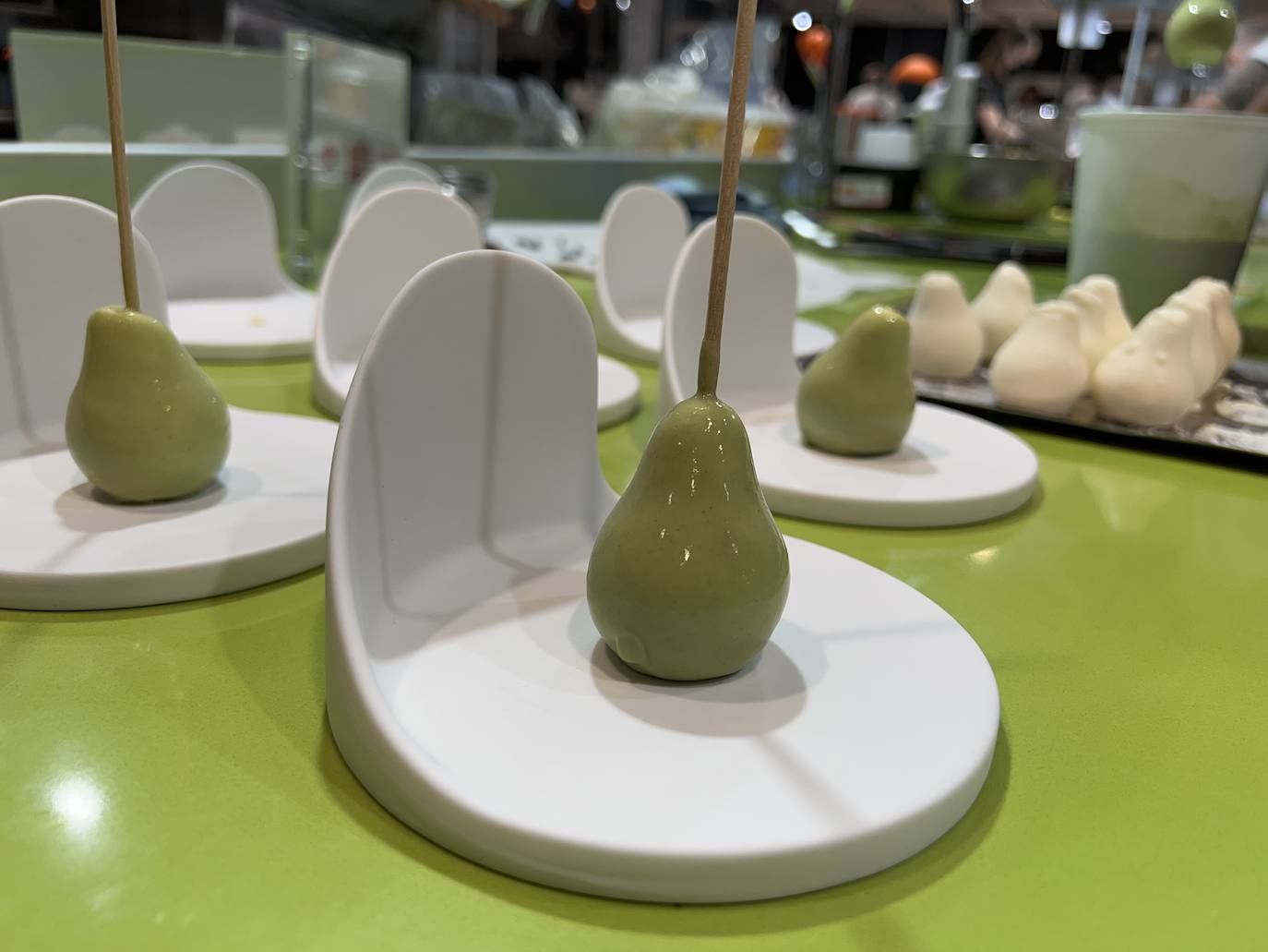 Los dos forman parte del equipo de cocina de Sergio Bastard y presentaron en Madrid Fusión su 'Pasiega: queso, pera y mar', «una pera realizada con un semifrío de queso, rellena de pera, bañada por alga codium y vino malvasía volcánico canario»