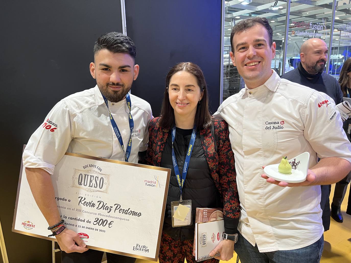 Los dos forman parte del equipo de cocina de Sergio Bastard y presentaron en Madrid Fusión su 'Pasiega: queso, pera y mar', «una pera realizada con un semifrío de queso, rellena de pera, bañada por alga codium y vino malvasía volcánico canario»