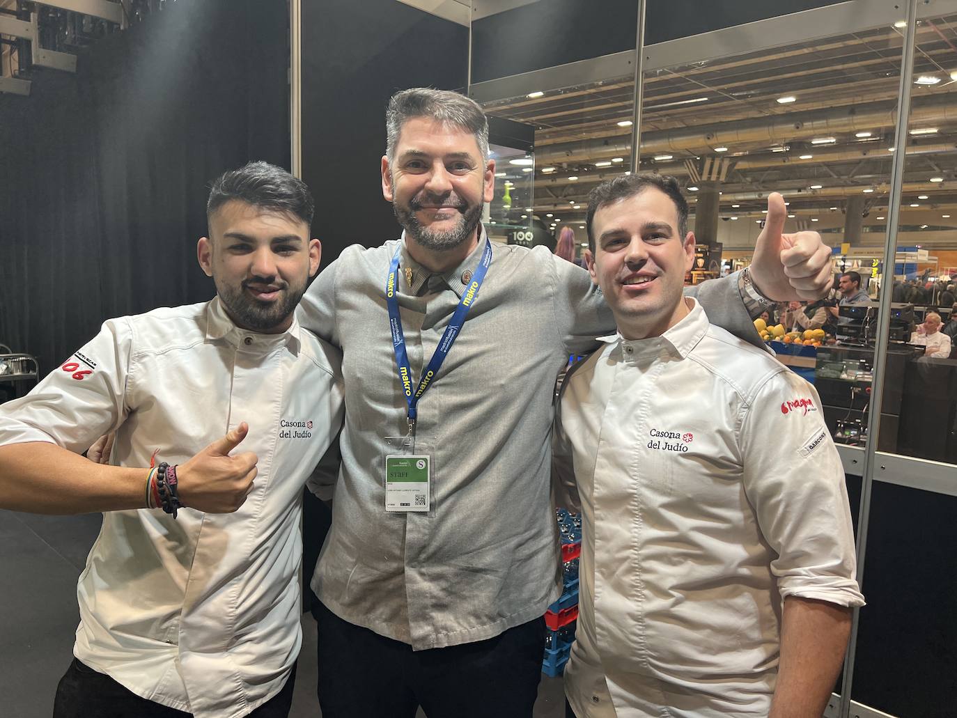 Los dos forman parte del equipo de cocina de Sergio Bastard y presentaron en Madrid Fusión su 'Pasiega: queso, pera y mar', «una pera realizada con un semifrío de queso, rellena de pera, bañada por alga codium y vino malvasía volcánico canario»