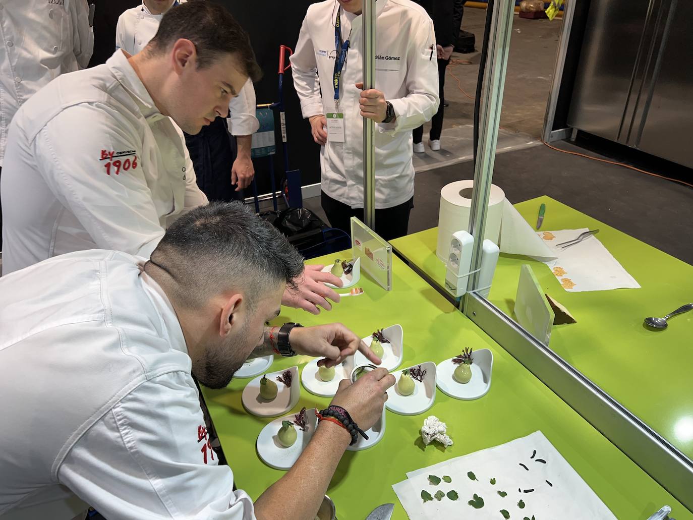 Los dos forman parte del equipo de cocina de Sergio Bastard y presentaron en Madrid Fusión su 'Pasiega: queso, pera y mar', «una pera realizada con un semifrío de queso, rellena de pera, bañada por alga codium y vino malvasía volcánico canario»