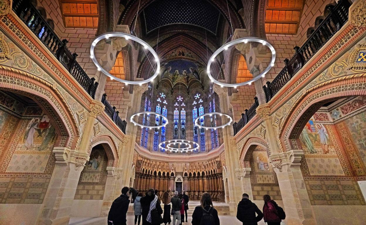 Una mujer contempla el estado de la iglesia del Seminario Mayor, una vez finalizada la obra de su recuperación artística