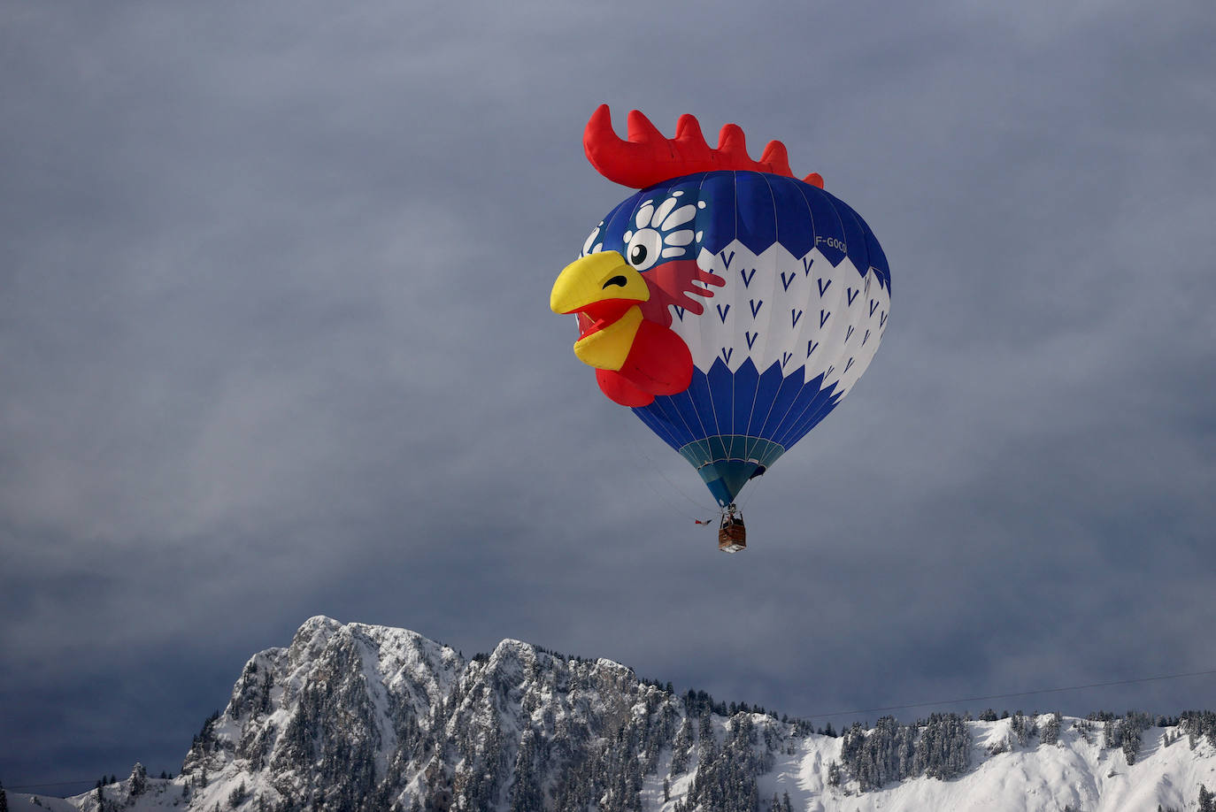 La localidad suiza de Chateau-d'Oex ha acogido el 43 Festival Internacional de Globo Aeroestático. La convención ha dejado imágenes impactantes en las que se pinta el paisaje nevado con diferentes globos de colores que llaman a cientos de espectadores cada año. El festival durará hasta el domingo y se espera que vuelen más de 60 globos de 15 países diferentes