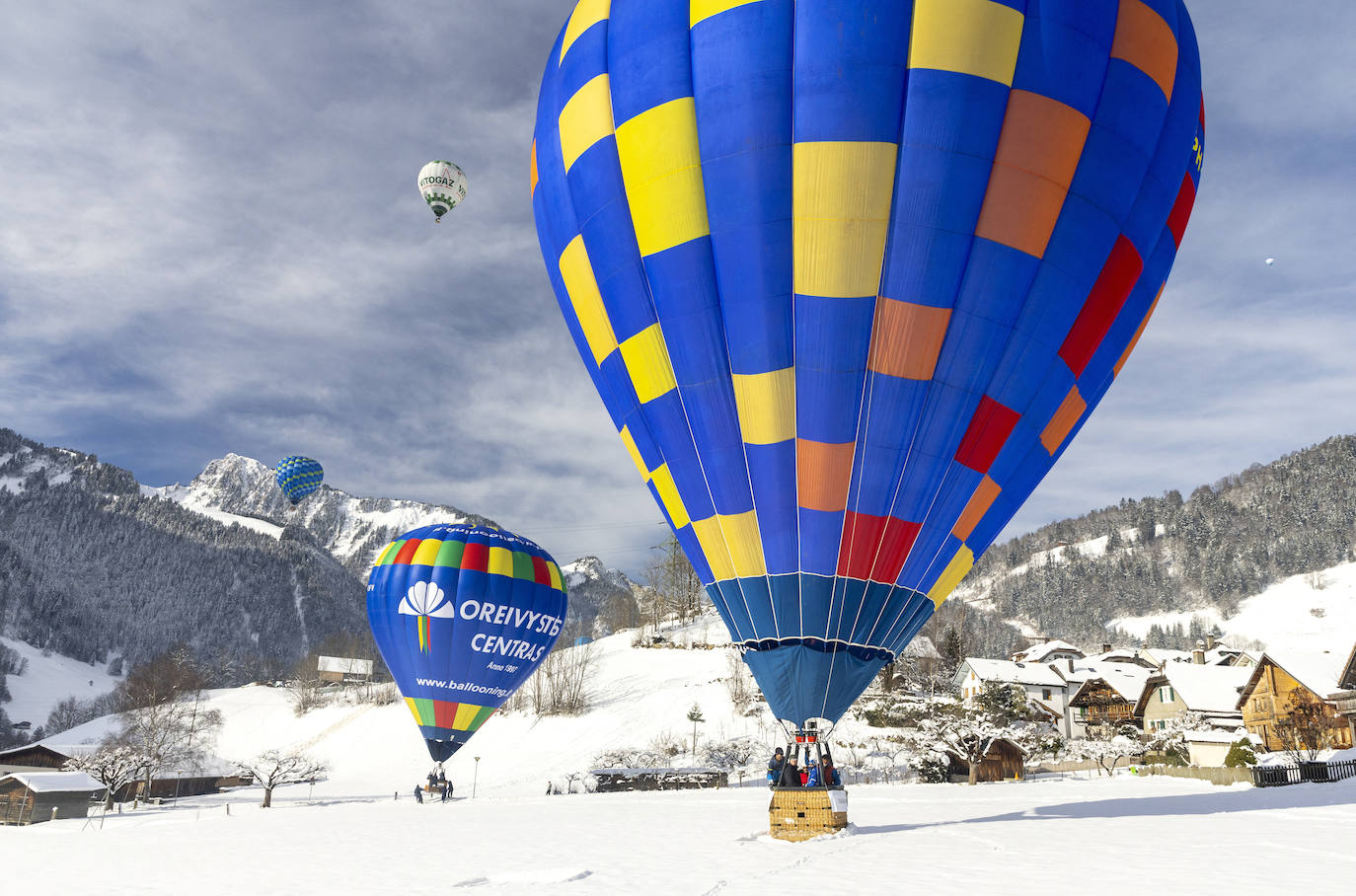 La localidad suiza de Chateau-d'Oex ha acogido el 43 Festival Internacional de Globo Aeroestático. La convención ha dejado imágenes impactantes en las que se pinta el paisaje nevado con diferentes globos de colores que llaman a cientos de espectadores cada año. El festival durará hasta el domingo y se espera que vuelen más de 60 globos de 15 países diferentes