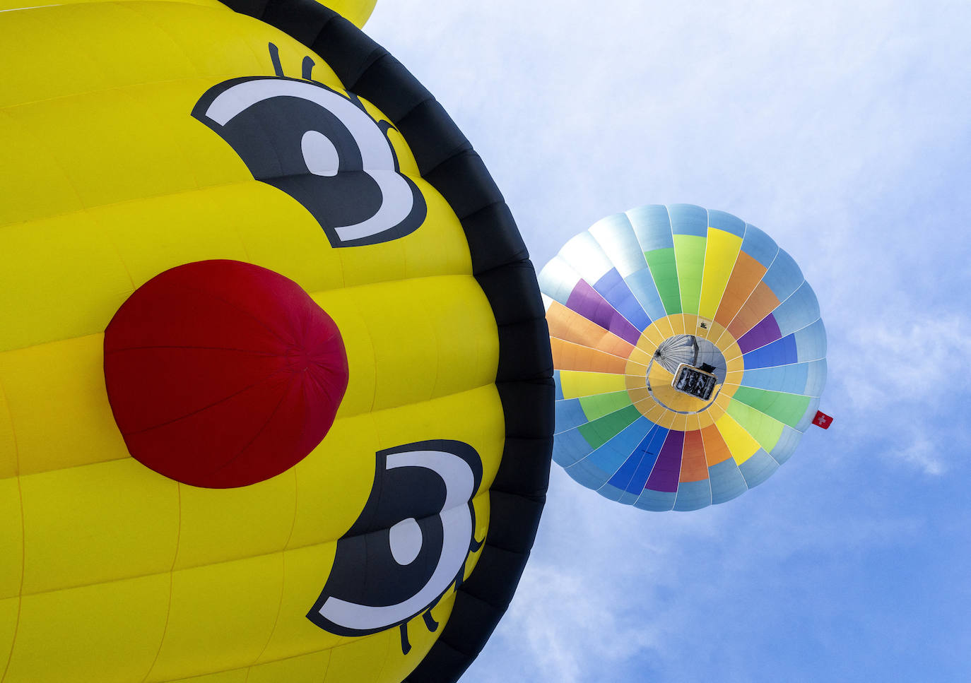 La localidad suiza de Chateau-d'Oex ha acogido el 43 Festival Internacional de Globo Aeroestático. La convención ha dejado imágenes impactantes en las que se pinta el paisaje nevado con diferentes globos de colores que llaman a cientos de espectadores cada año. El festival durará hasta el domingo y se espera que vuelen más de 60 globos de 15 países diferentes