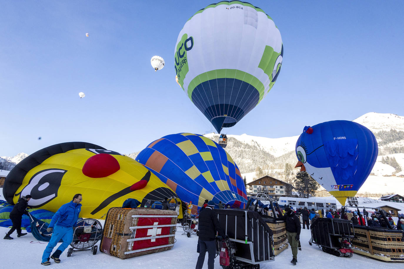 La localidad suiza de Chateau-d'Oex ha acogido el 43 Festival Internacional de Globo Aeroestático. La convención ha dejado imágenes impactantes en las que se pinta el paisaje nevado con diferentes globos de colores que llaman a cientos de espectadores cada año. El festival durará hasta el domingo y se espera que vuelen más de 60 globos de 15 países diferentes