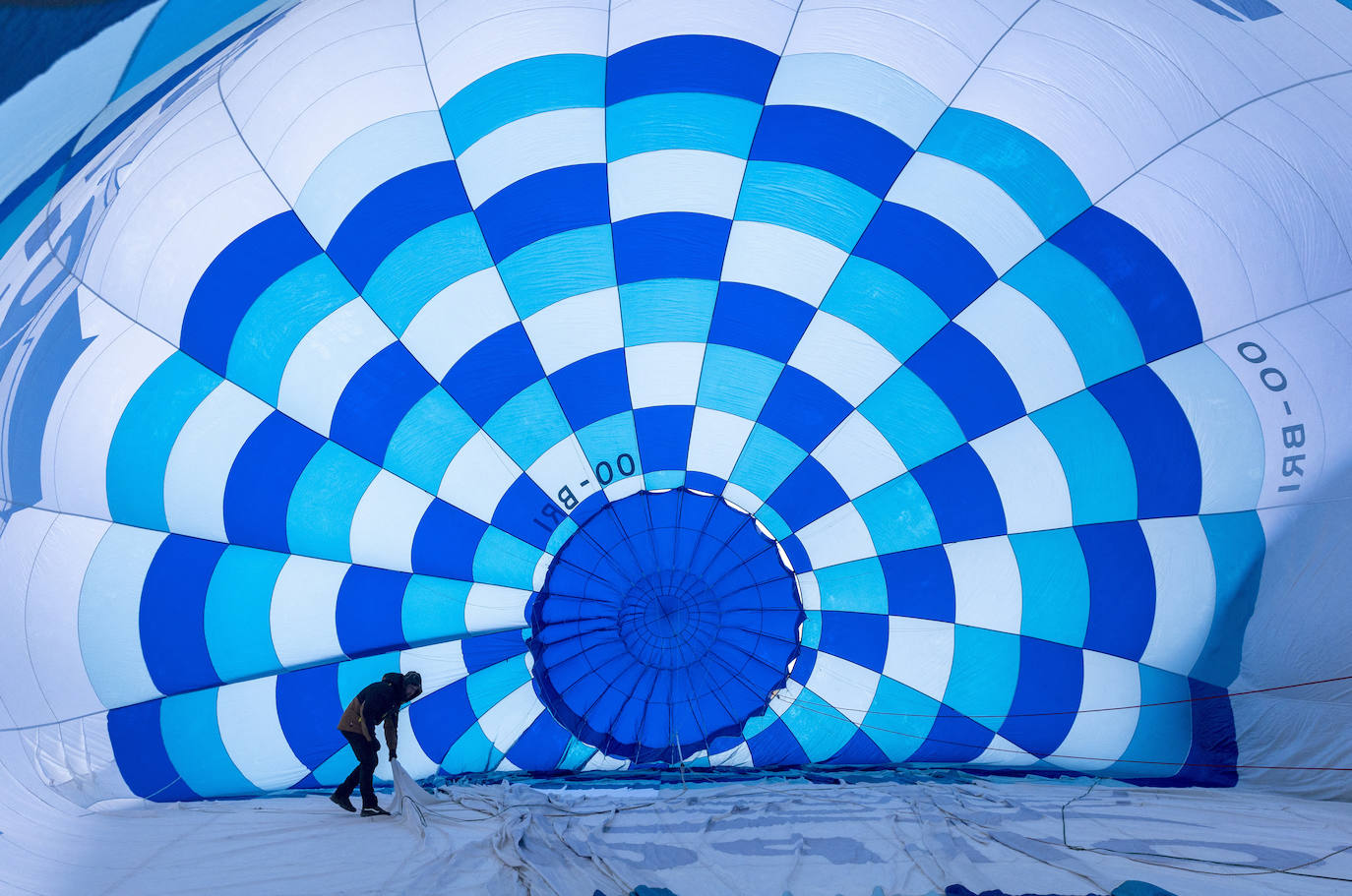 La localidad suiza de Chateau-d'Oex ha acogido el 43 Festival Internacional de Globo Aeroestático. La convención ha dejado imágenes impactantes en las que se pinta el paisaje nevado con diferentes globos de colores que llaman a cientos de espectadores cada año. El festival durará hasta el domingo y se espera que vuelen más de 60 globos de 15 países diferentes