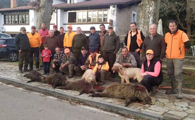 Componentes de la cuadrilla 112, de Rodrigo Pérez, con cuatro jabalíes cazados en Caviña. dm