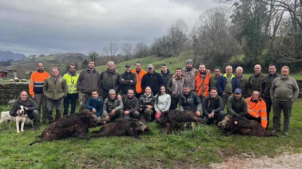 Integrantes de la cuadrilla 91, de Molledo, que dirige Leandro Ceballos, con los cuatro jabalíes que abatieron el pasado sábado en el monte de Coo, en la cuenca del Besaya. DM