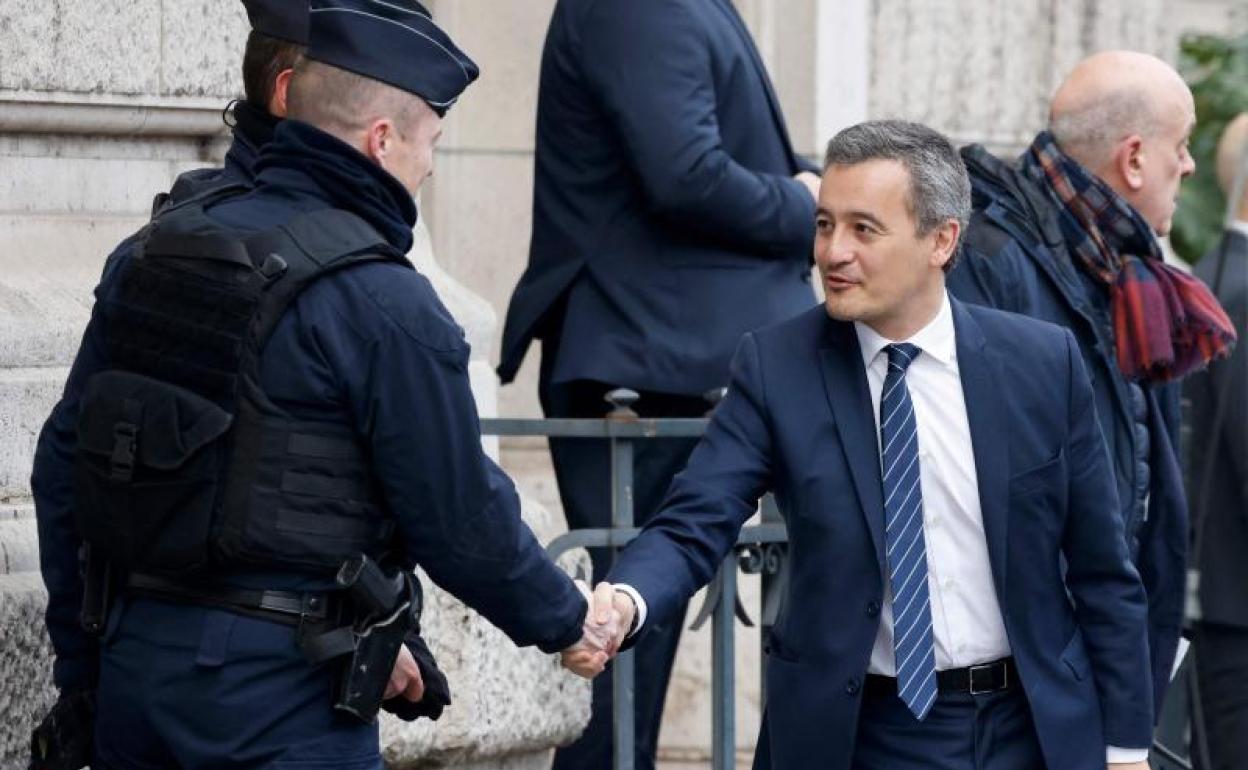 El ministro del Interior francés, Gérald Darmanin saluda a un guardia de seguridad durante un acto celebrado el pasado domingo en París.