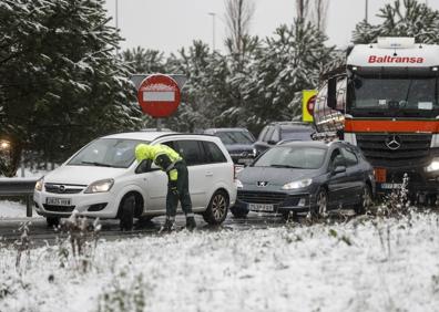 Imagen secundaria 1 - El último temporal. Las últimas nevadas, con el primer gran temporal del invierno, depararon algunos problemas en las autovías y, en ocasiones, hubo que 'embolsar' vehículos en la A-67. Y el vuelo de Iberia que salía a primera hora hacia Madrid justo hace una semana (el martes pasado) fue cancelado. Ayer se retrasó más de dos horas.