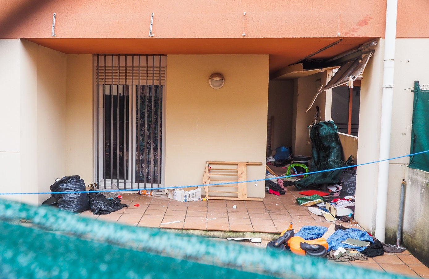 Basura, juguetes, ropa... son las huellas de los okupas en las propiedades en las que han habitado.