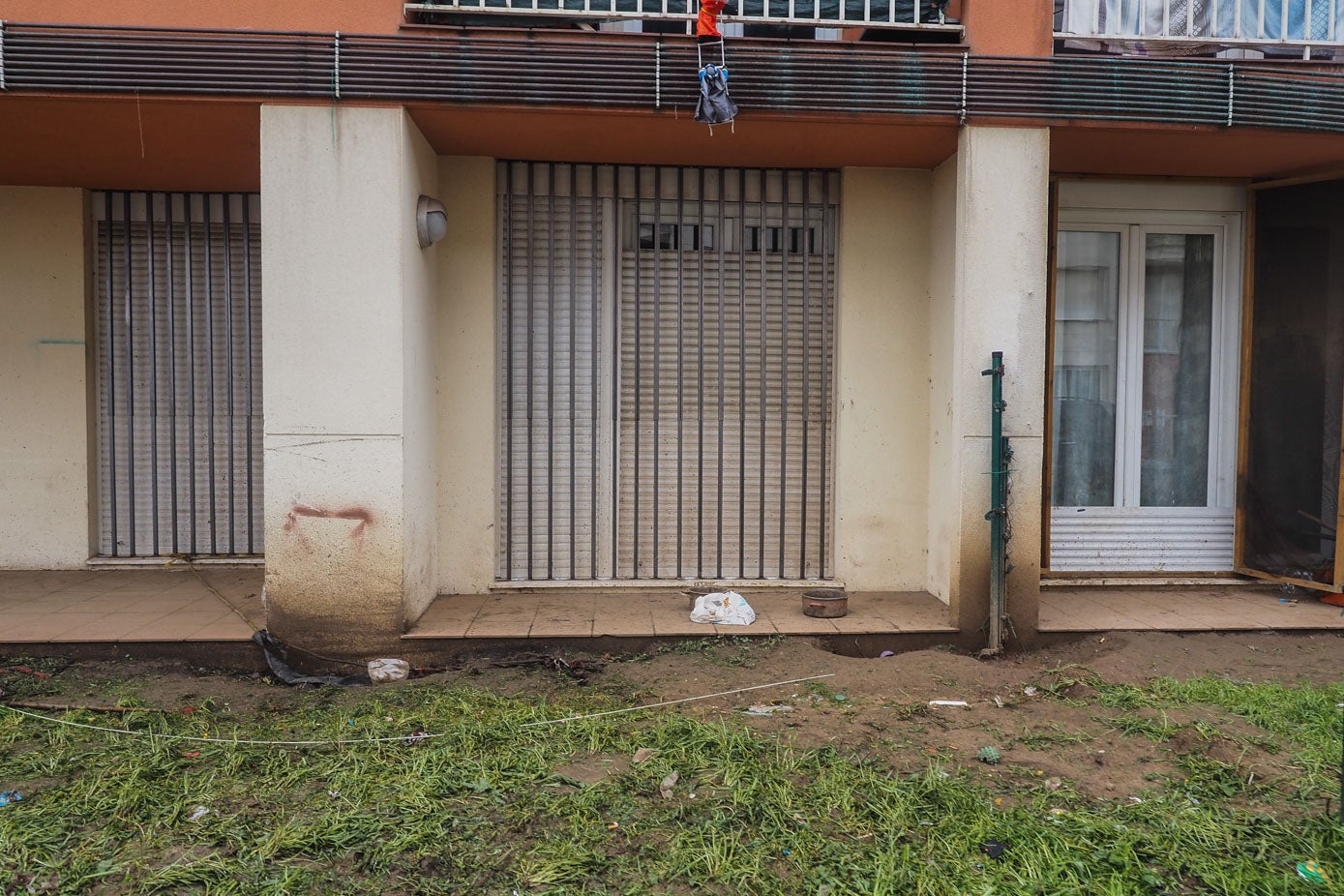 Detalles de las verjas instaladas en las puertas de los pisos situados en la planta baja.