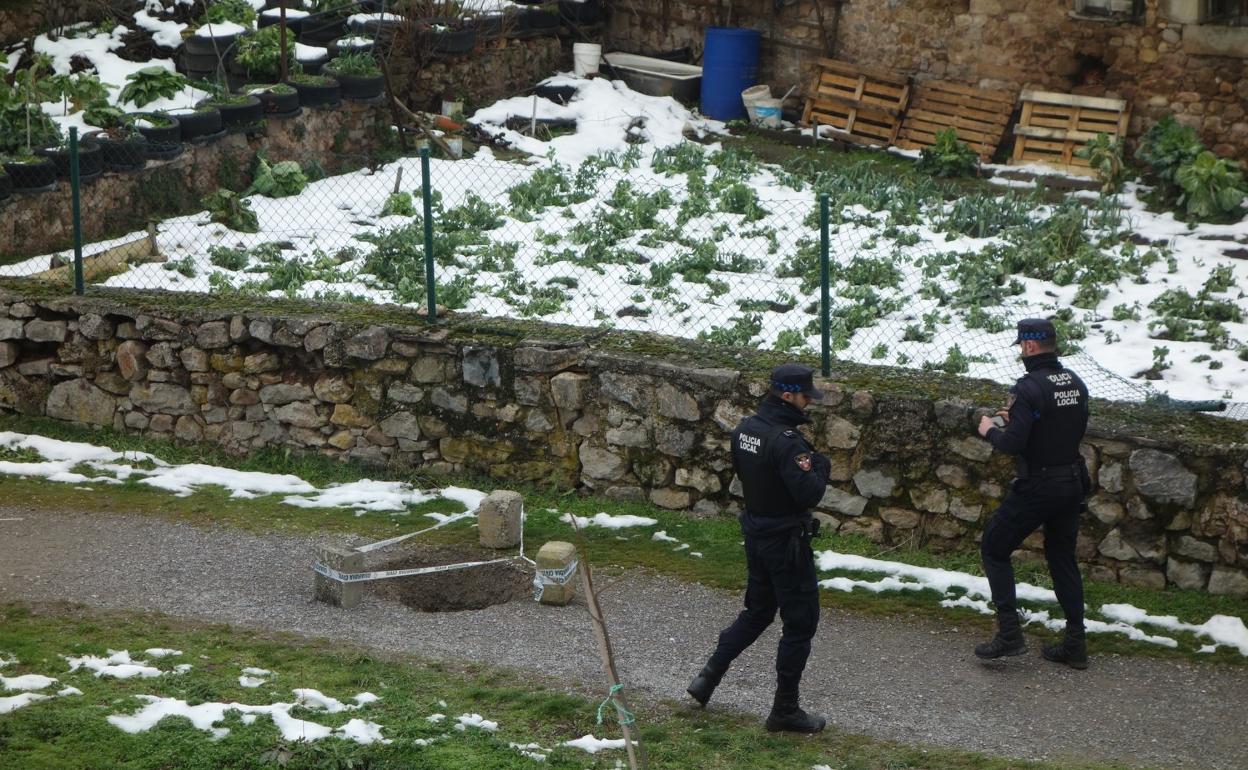 Dos agentes de la Policía Local pasean por la zona del socavón el pasado sábado en Reinosa. 