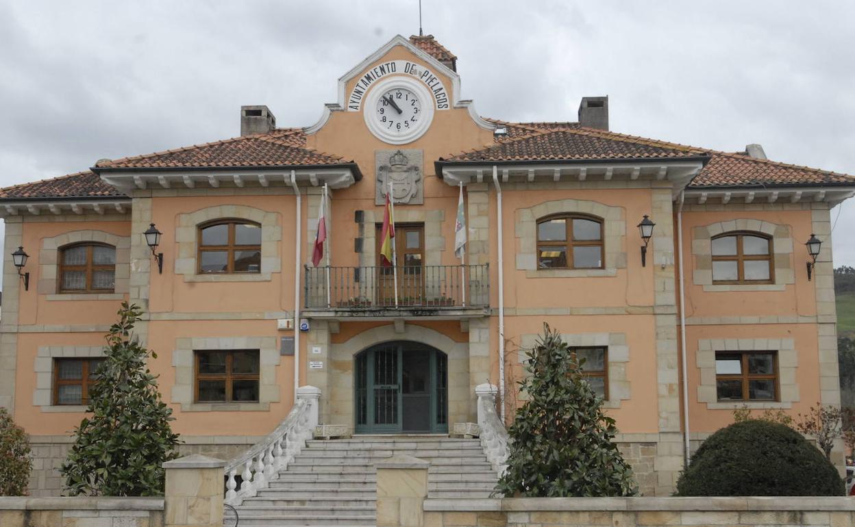 Imagen del exterior del Ayuntamiento de Piélagos, uno de los municipios que cambiaría de alcaldesa.