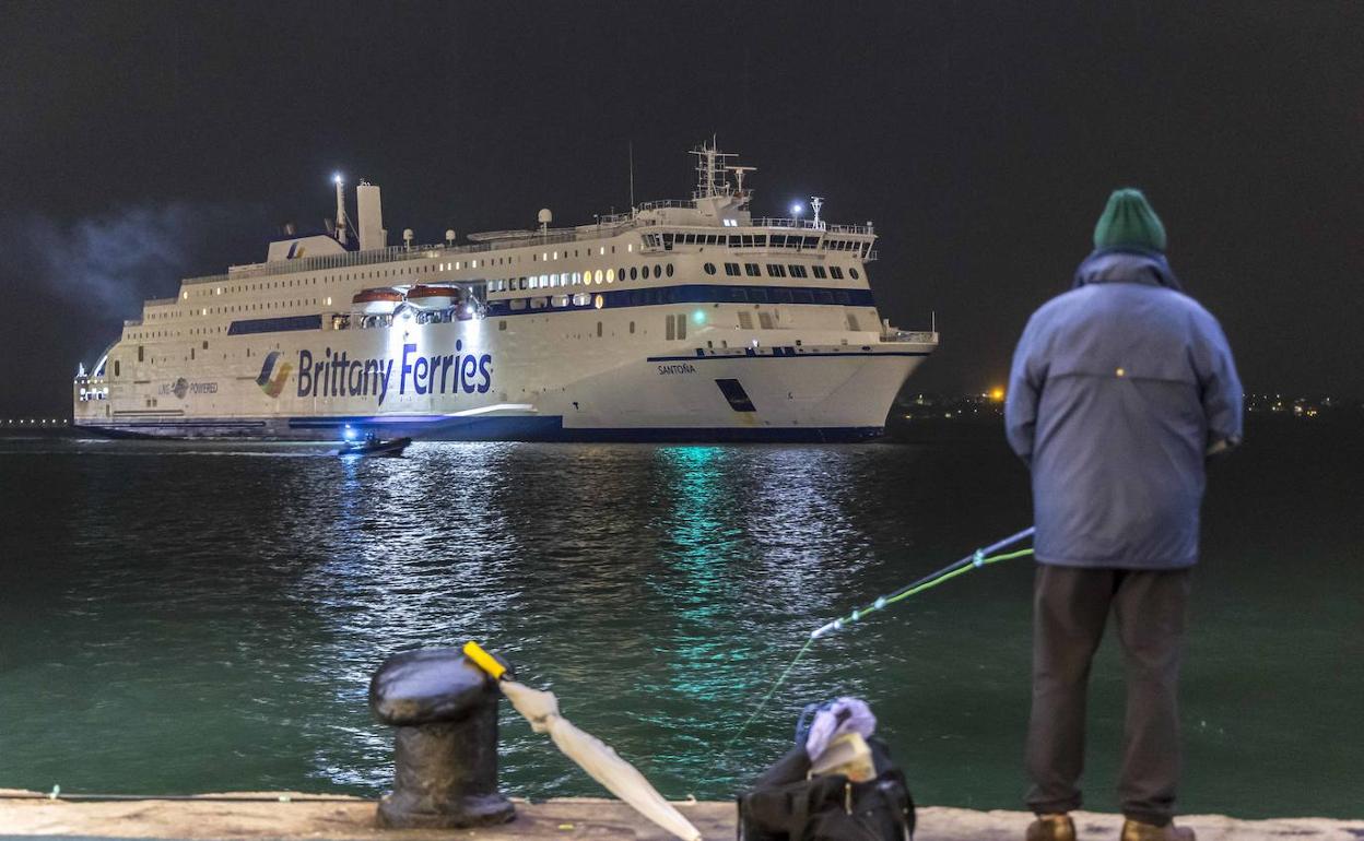 El Santoña, la última incorporación a la flota de Brittany Ferries y el primer buque operando en Santander propulsado por gas licuado, a su llegada a la ciudad