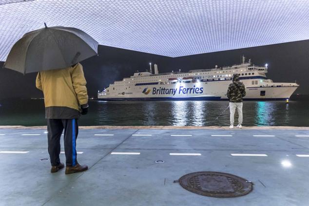 El barco ha atracado en Santander sobre las 20.00 horas.