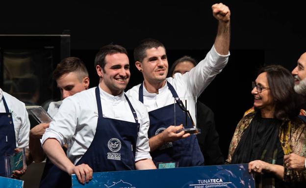 Gorka Rico y Javier Rivero posan sonrientes tras ganar el premio. 