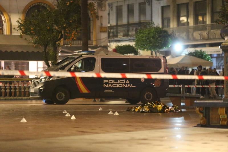 Una persona yace bajo una manta térmica la Plaza Alta de Algeciras tras el ataque.