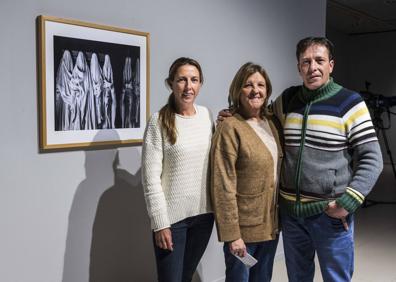 Imagen secundaria 1 - Elena Cuevas, viuda del fotógrafo, flanqueada por sus hijos, Elena y David. Debajo, retrato inédito de Antonio Gades incluido en la muestra.