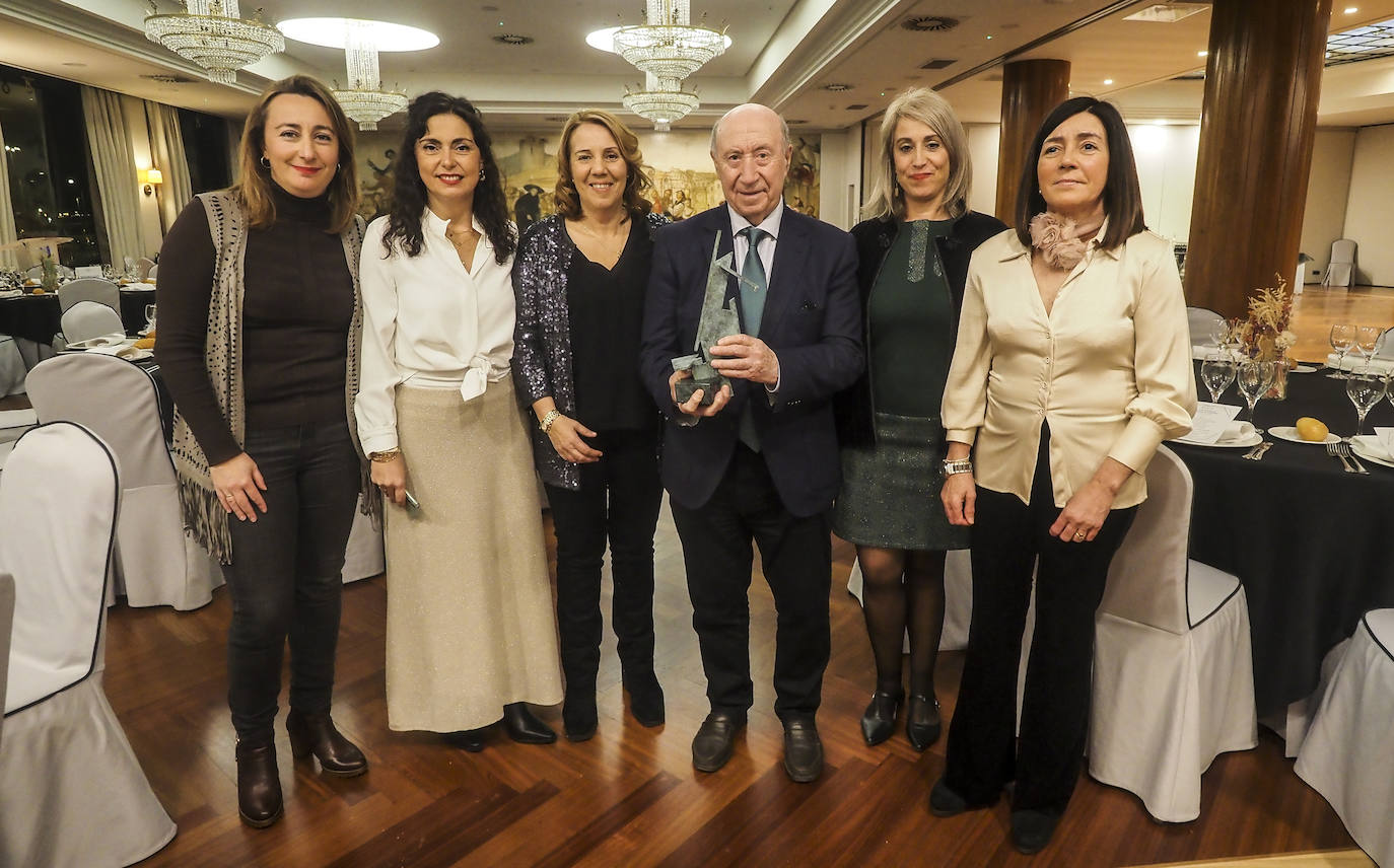 Lorena Cagigas, Maribel Torre, Dolores Gallardo, Lucía Reguilón y Almudena Ruiz, miembros de la junta directiva de la Asociación de la Prensa de Cantabria, junto al premiado