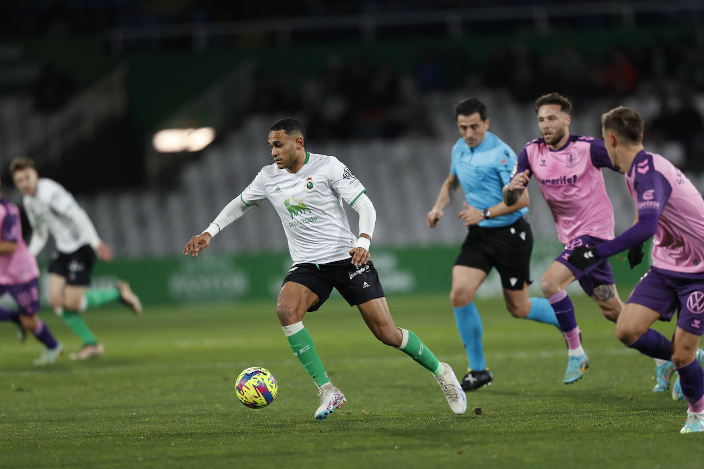 Un jugador verdiblanco trata de disparar a puerta ante el portero rival.