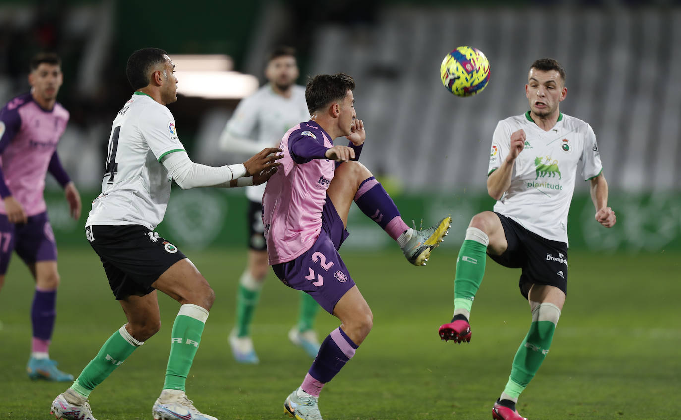 Un jugador verdiblanco trata de disparar a puerta ante el portero rival.