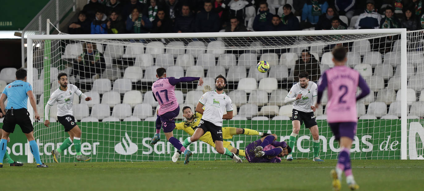 Un jugador verdiblanco trata de disparar a puerta ante el portero rival.