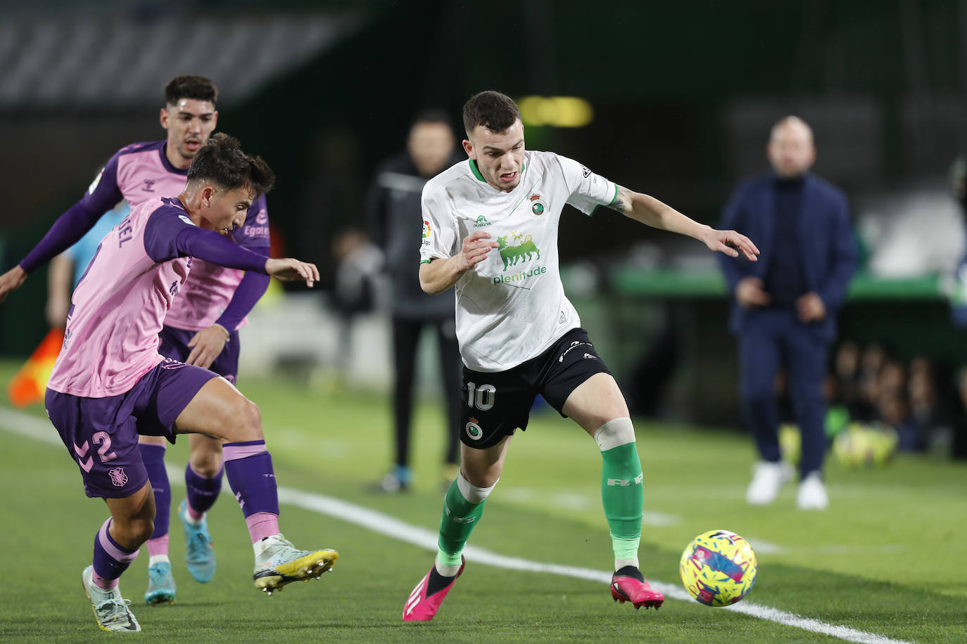 Un jugador verdiblanco trata de disparar a puerta ante el portero rival.