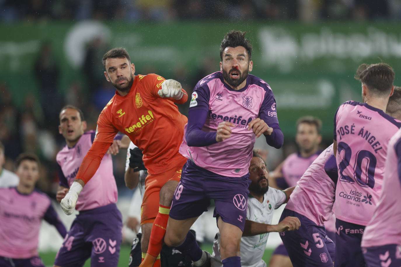 Un jugador verdiblanco trata de disparar a puerta ante el portero rival.