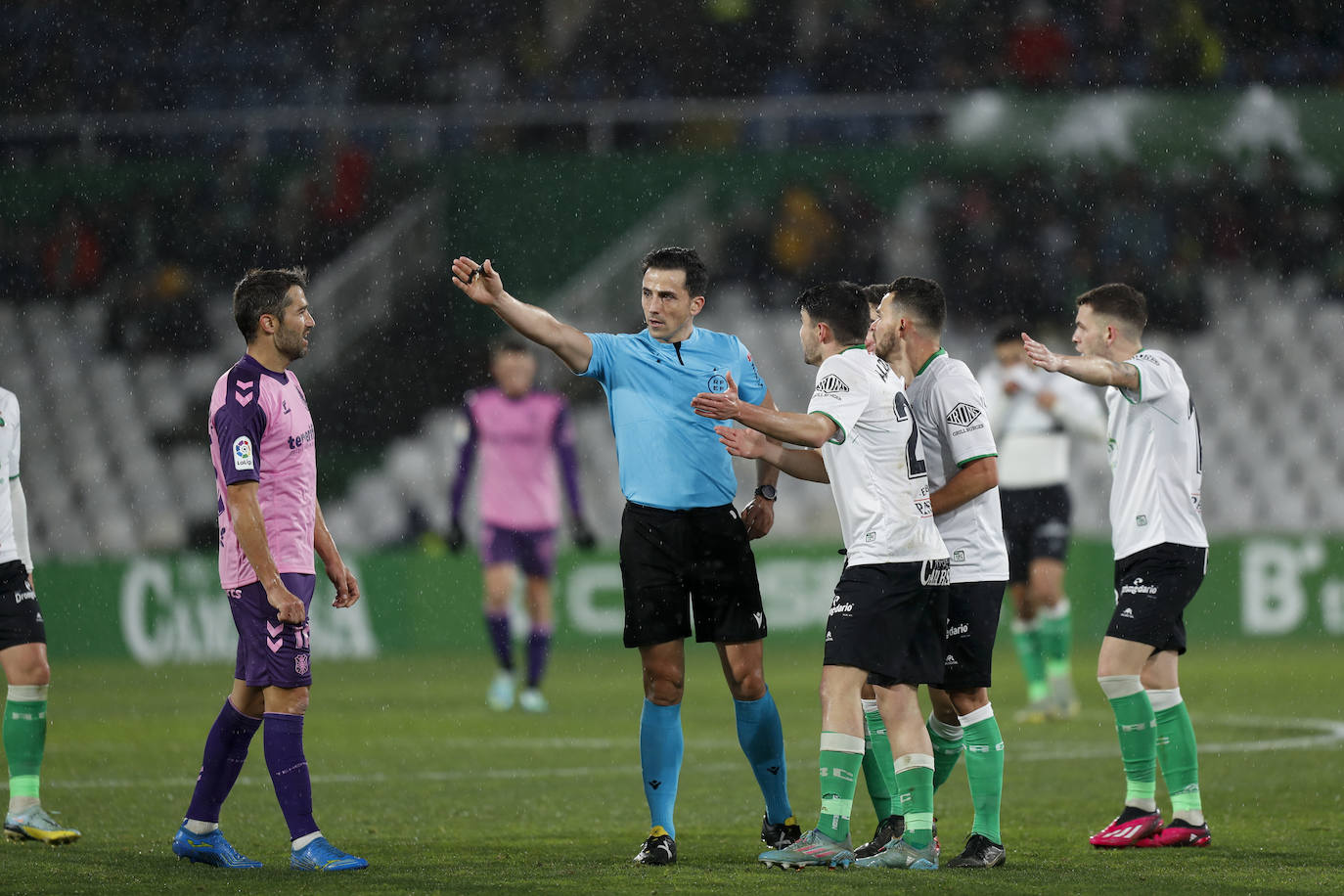 Un jugador verdiblanco trata de disparar a puerta ante el portero rival.