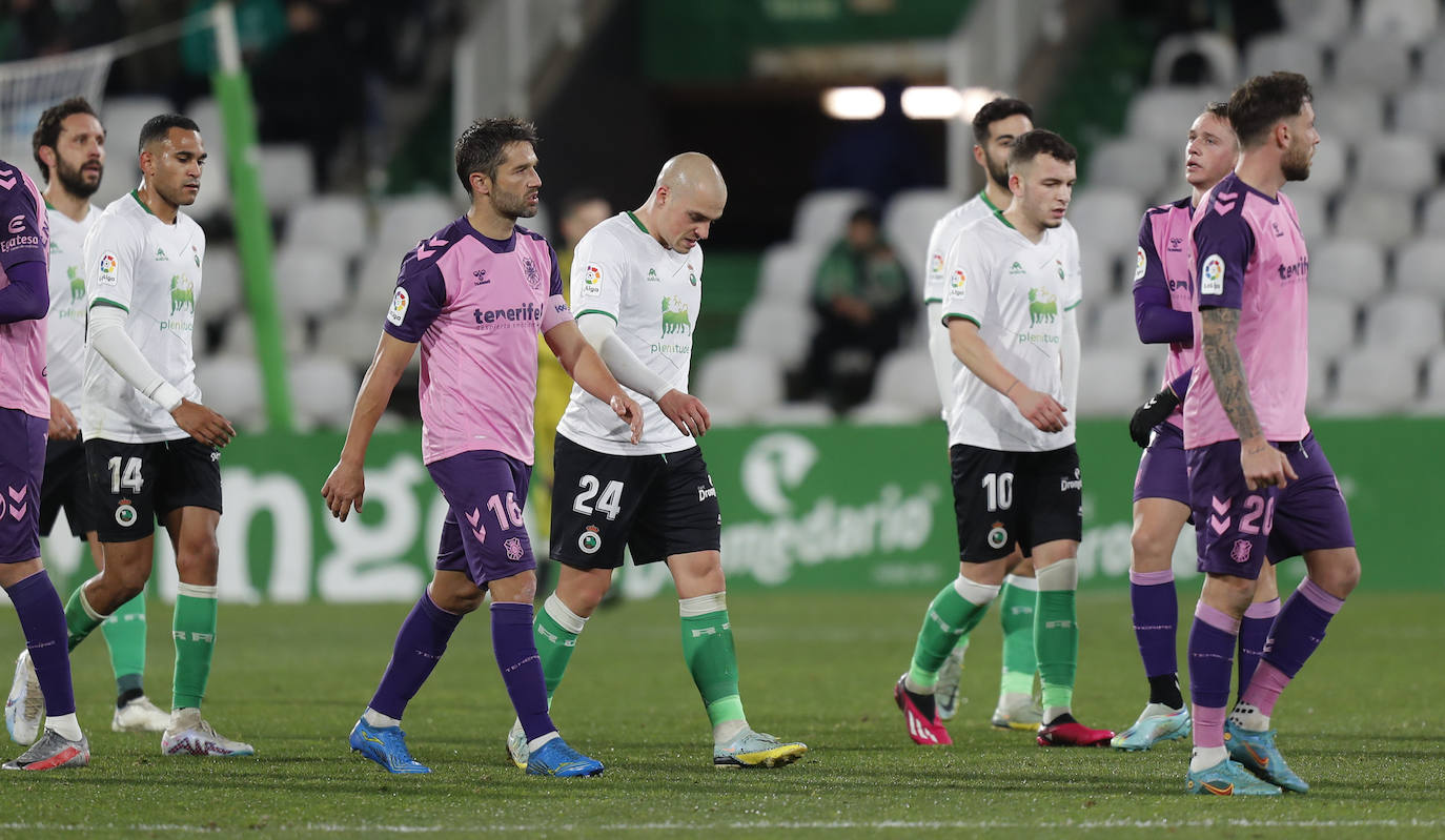 Un jugador verdiblanco trata de disparar a puerta ante el portero rival.