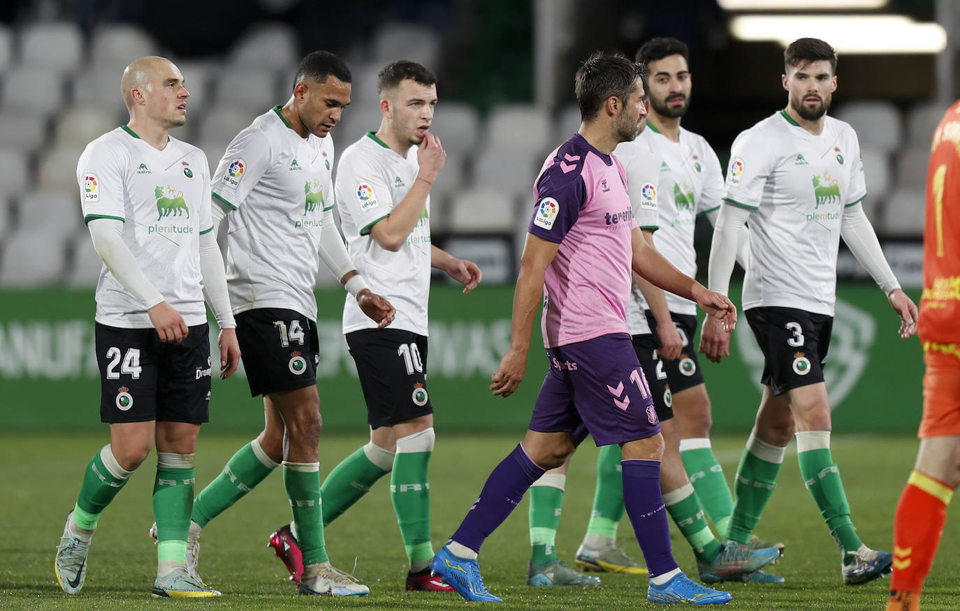 Un jugador verdiblanco trata de disparar a puerta ante el portero rival.