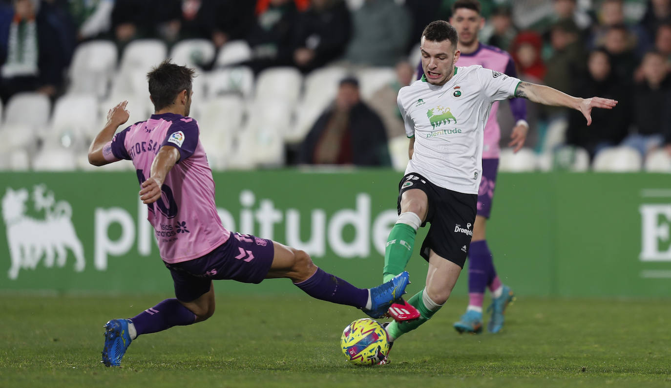 Un jugador verdiblanco trata de disparar a puerta ante el portero rival.